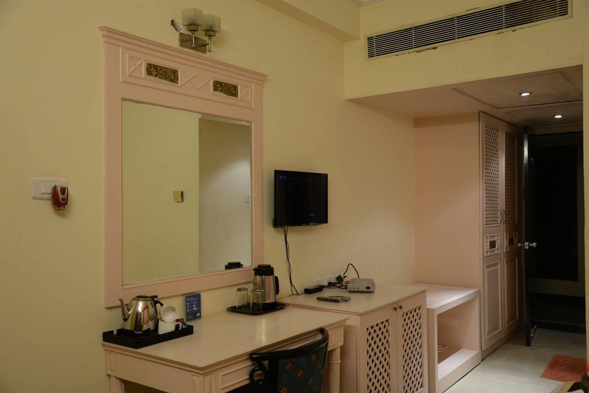 Glm Meridian Chennai Bagian luar foto